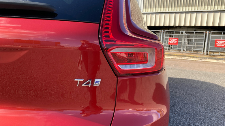 Volvo Xc40 2.0 T4 R DESIGN Pro 5dr Geartronic Petrol Estate